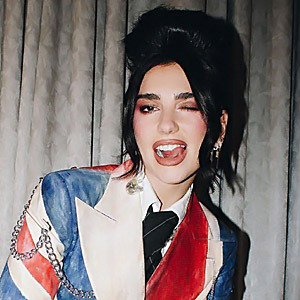 Supporting Dua Lipa since '17. Created by the fan, for the fans. Project of streaming, voting and request parties for the singer @DUALIPA — fan account.