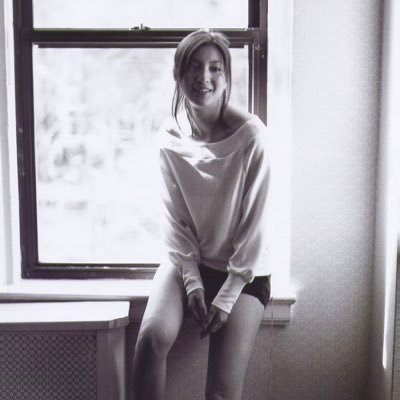 hanyan59356354's profile picture. 回望这沉默的四季 成为一个人去爱你 我不说长夜如昼的悲伤 我只说风中之烛的温暖 8964