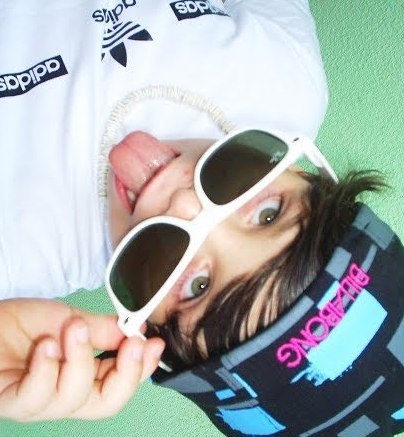 Tenho 9 anos, moro em Minas Gerais, sou modelo, sou XXT e amo minha familia !