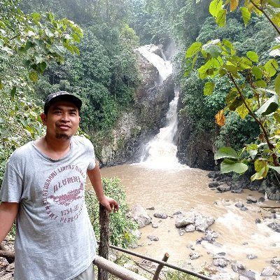 Hidup yg kamu keluhkan ,kadang adalah hidup yang orang lain inginkan .jadi tetaplah bersyukur dan nikmati kehidupan ini
