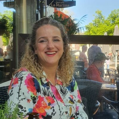 Blij ei, echtgenote, trotse moeder, planner, lezer, levensgenieter, docent Nederlands en optimist.
Hier (bijna) alleen voor de honden en katten van Twitter