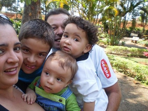 Tenho 35 anos, sou casada, mãe de 3 lindo meninos. Sou do signo de capricornio, atualmente desempregada... aberta a novas amizades e oportunidades profissionais
