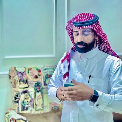 عَلَىَ كَفْ آْلْقِدَرْ نَمْشِيْ وَلآ نِدْرِيْ وُشْ آلْمَكْتُوبْ