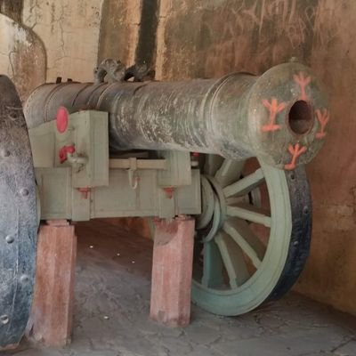 hindustani_tank's profile picture. Deadly tweets.
follow, like, retweet at own risk.
women weaken legs♂️