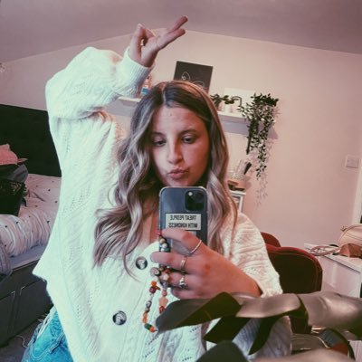 chloelouisecc_'s profile picture. everything’s coming up roses