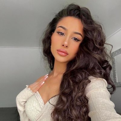 La plus belle courbe sur une femme est son sourire.