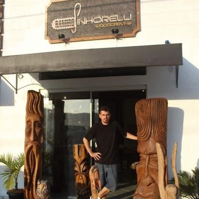 Ramiro Sinhorelli, à 15 anos no ramo, trás para você o que há de melhor na arte em madeira.
Escultura, Móveis artísticos, Totens, Placas entalhadas e muito mais