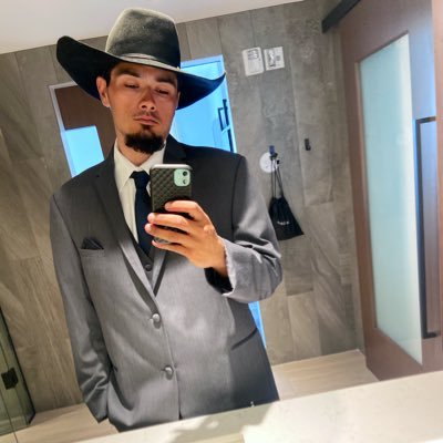 hunterluna95's profile picture. I fish a lot. beer and beaches.