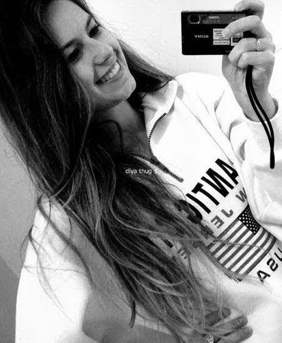 Violão, musica, @eduardosurita, chocolate, shopping,fotos, camerais proficionais, enfim,follow me http://t.co/dis7AgwPqt