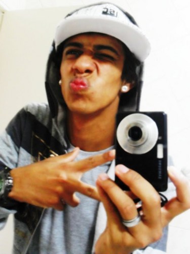 - Pé no chão, cabeça feita, não nasci a toa !  (♪'