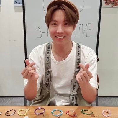 Just me falling in love over the internet;
Army + Atiny + Multi multi multi; in love with GGs;
she/her; in my 30's;
ao3: Caitles
