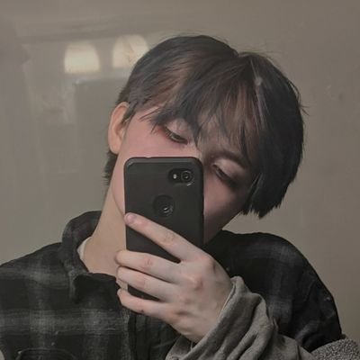 bugzyboiz's profile picture. 21 | he/they