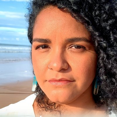 Cantora / Compositora / Comunicadora (ela/dela)