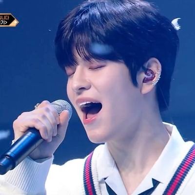 daily loop of kim seungmin's legendary highnote from the boy's diary performance on kingdom