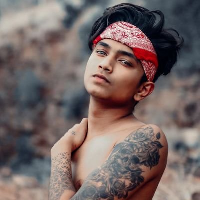 SohanSingh01's profile picture. #वाक़िये 😅 तो #अनगिनत हैं #ज़िंदगी_के,
#समझ_नहीं ❌ आता कि #किताब_लिखूँ या #हिसाब 📝 लिखूँ..