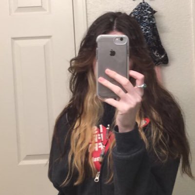 lillyyy_r's profile picture. 😐🤟🏼