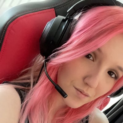 My name is Kitten and I am a full time mom and twitch streamer!