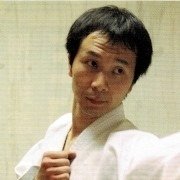 空手を始めたのは高校のクラブ活動。高校在学中に柳川昌弘先生の著書『空手の理』(福昌堂)に出会い、1995年10月に柳川道場に入門。以降、先生の武道空手習得に励み、現在は同道場にて後進の指導も行っています。