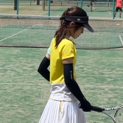 テニス歴6年、初中級。週3ヨガ🧘‍♀️、週3テニス🎾シングルス、女ダブ、ミックスどれもやります。ボレーとスマッシュが好き❤️ストローク苦手。私物はラコステ好き🐊だけど、テニス用品はルコック好き🐓ラケットは暫定的にT-fight🇫🇷ホームコートは有明。国際テニスサークル運営(1周年🎂)フォローお気軽に。