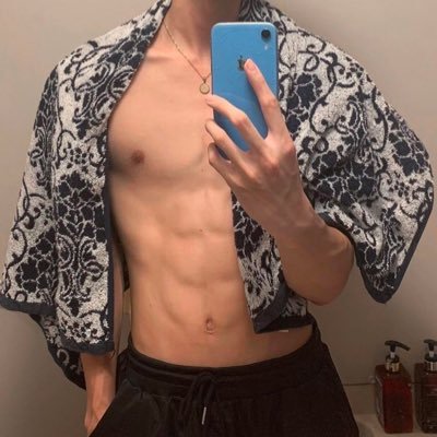 WAUU5HsfqecofOF's profile picture. 多亏还有音乐和酒精 不然人类澎湃的爱意该往哪里投放