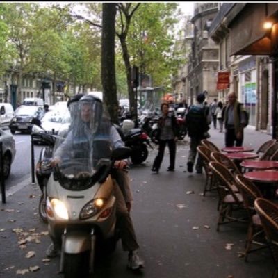 Maman de 3 enfants excédée par scooters / motos / trottinettes électriques / vélos sur les trottoirs !
Régulièrement insultée et en danger permanent !