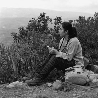 Antropóloga, fotógrafa, bruja, curandera, bordadora, vegetariana, mujer, pájaro, Candelaria, acuariana, azulada, aire, muchacha lunar.