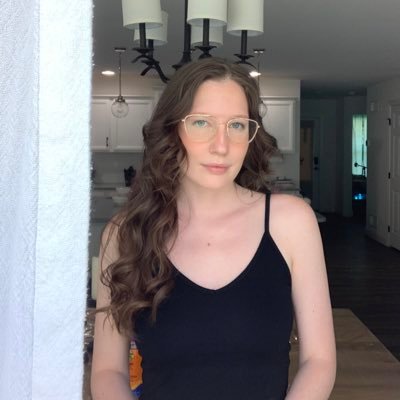 MrsRedWolf's profile picture. Like to draw.