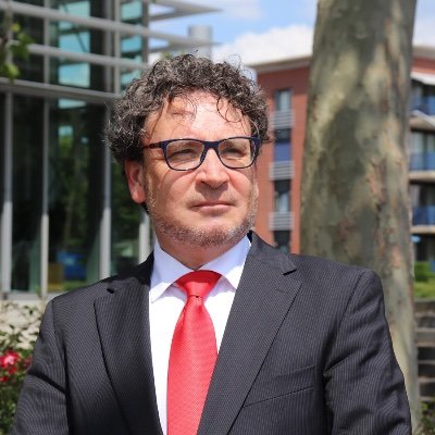 Rotterdammer, echtgenoot , pa van 2 dochters, wethouder Rhenen, deputaat K&O, piano spelend, muziek luisterend, groen-conservatieve SGPer.