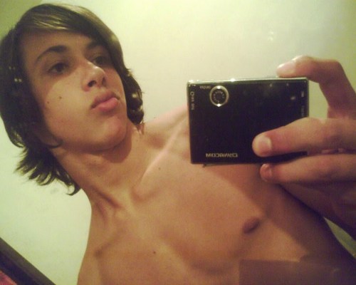 Pouca coisa a dizer,não sou nada interessante, idiota e retardado...mas idai?? Eu sou assim, só sou assim =)