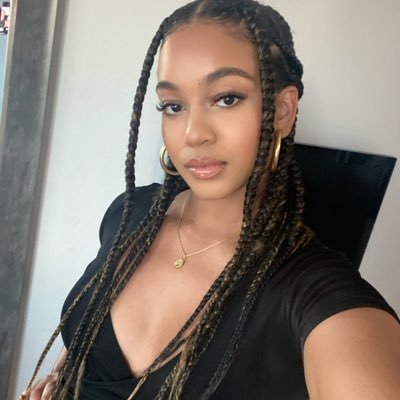 maxi_elle's profile picture. Cuse alumna | ΣΛΥ