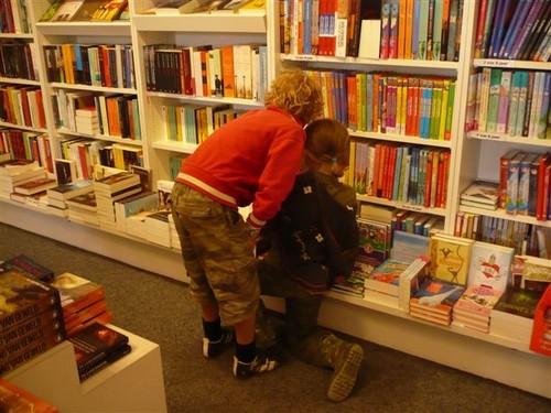 Boekhandel Sprey, de fijne boekhandel net buiten Amsterdam. Ook voor kantoorartikelen en schoolspullen. Bestellen en thuis laten bezorgen kan ook via: