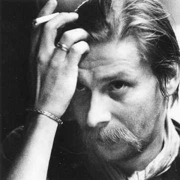 loeffelerr's profile picture. من تو را بر شانه‌هایم میکشم یا تو میخوانی به گیسویت مرا /زخم‌ها زد راه بر جانم ولی زخمِ عشق آورده تا کویت مرا