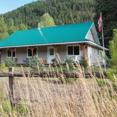 Unplug & Unwind at our Vacation Rental in the Manning Park area. 4 Seasons Playground! Stroll to the gorgeous Silmakmeen River, Hike, Ski, Swim...Endless Beauty