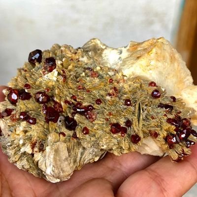 It's Talha we deal in all kinds of gemstones minerals and crystal wholesale and retail price shipping to all over the world 🌏🚅 payment via Payapal &Moneygr 💱