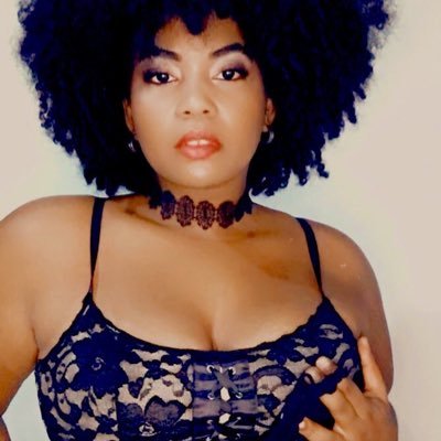 vanhenegen's profile picture. Ale VanHenegen🍑 Modelo Curvy (En proceso) Afro/Boxbride💜 Piel Canela 💋 Azúcar Morena🍫