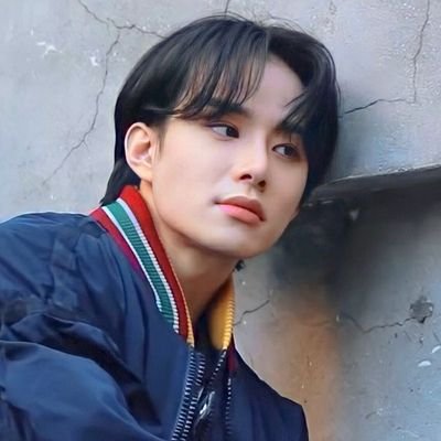 (NCT, 98) penempatan diri pada aksama yang cerah, ia menjadi sorotan. ia diberi nama, Kim Jungwoo. namanya membawa kilauan mega.