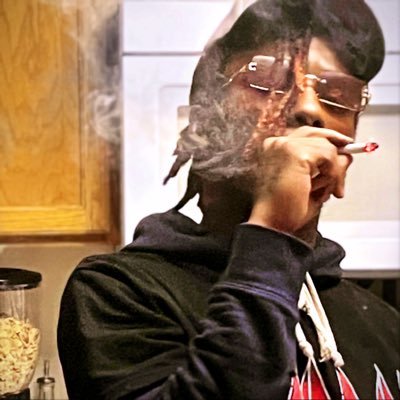 ChapoGuapo7's profile picture. Green4DaMoney, GOLD4daHONEY  today the weather finna be a LIL SONNY 🌞👨🏿‍🦯