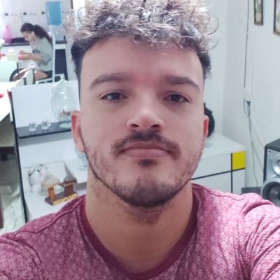 Muitos mim seguem , Mais so Deus é quem me acompanha.