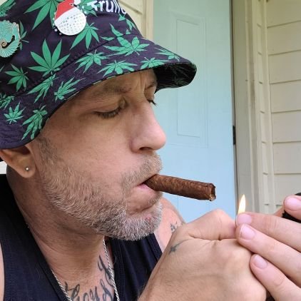 My goal is to find, follow & be followed by 1 million Stoners. But really, just a dude spreading inspiration, motivation, positivity & doing dabs.