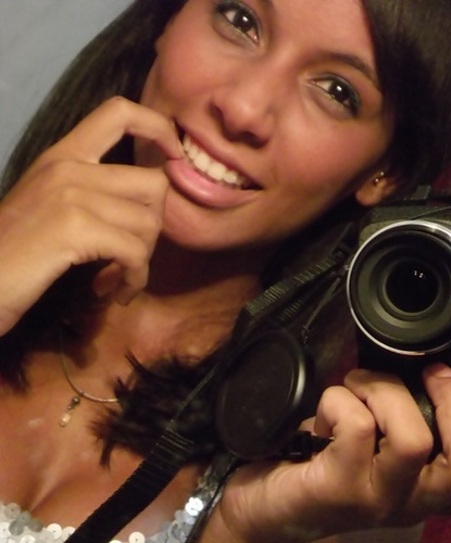 18 anos, carioca, futura engenheira naval, aquariana, botafoguense, família, amizade, felicidade, paz, maquiagem, sorrir, churrasco, fotos, balada, TUDO! (: