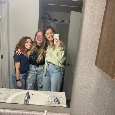 abbyv15_'s profile picture. you won’t get respect if your back is not erect