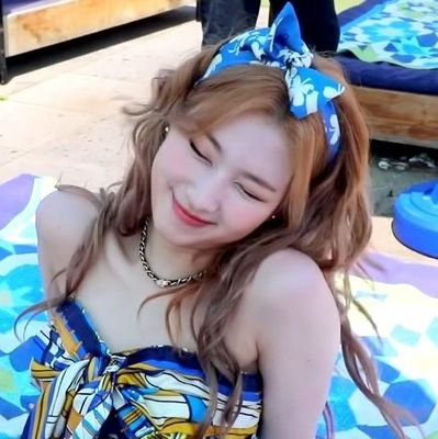 Girls supporting girls until it's Twice 🥱
Twice & Cherry Bullet 💕 girl group fangirl