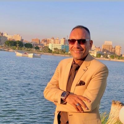 عش محاطاً بتلك الأشياء التي لاتعرف الأذى وتجعل منك إنساناً رائعاً ك القهوة والكتب وشخص يفهم صمتك كما لو أنك تتحدث بكل ما يعتريك