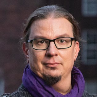 Tekniikan tohtori (Dr. Tech, network technology), innovaatiopolitiikan asiantuntija @ TEK, Lisää kaupunkia Helsinkiin -perustaja 🏳️‍⚧️🏳️‍🌈