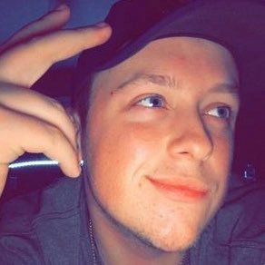 JoseRog69's profile picture. 5’11 Spicy White Boy 🌶️ Veteran (Baghdad, Iraq) 🔫 99’ All Area Honorable Mention Left Guard🤘 ❤️ Carbondale Grim Reaper 🔪 Never a dull moment