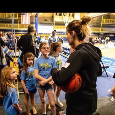 beetspetrakis's profile picture. probs in the gym 🤷🏼‍♀️