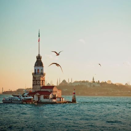 İstiyorsan Hakk'a varmayı,
Meslek edin gönül almayı,
Bırak sarayda mermer olmayı,
Toprak ol bağrında güller yetişsin...
~Hz.Mevlana~