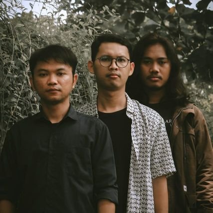 Official Twitter Account of Arsa Wastu 
@Rizqipurnama_ (Gitar) , @je_ariff (Vocal and Glockenspiel), Vino (Contra Bass)

CP : 0813-5681-2433 (Rarya)