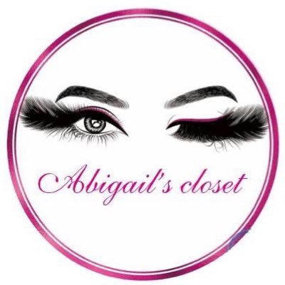 Lipgloss & lashes are our speciality✨ lashes are always available! 🦋✨ world-wide shipping available ✈️ we have so much more then just gloss n lashes✨