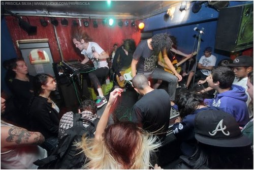 Aqui terão alguns trechos de musicas da banda @NoMoreLiesROCK! Espero que , quem adimira a banda, goste ! Eu adimiro , e muito ! :D